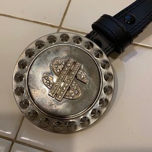 Pretty buckle with dollar decor silver tone